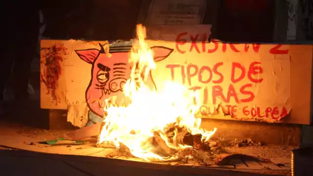 La quema de carteles se realizó abajo del monumento de Benito Juárez en la explanada del Palacio Municipal de Cancún