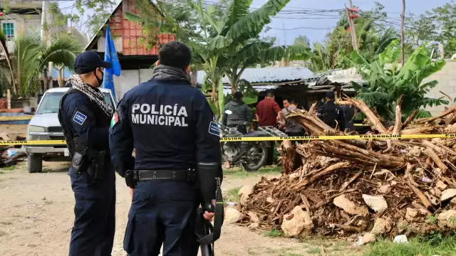 La vivienda fue acordonada por la policía, ante la mirada atónita de los vecinos