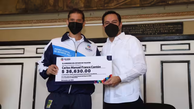 Carlos Franco Cantón recibió este año la triple corona por nadar en aguas abiertas