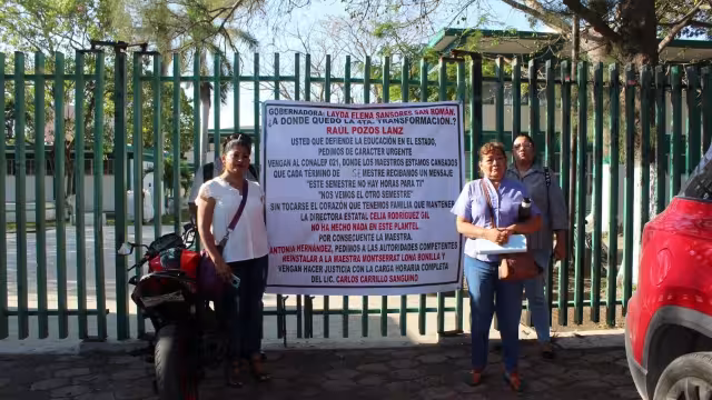 Los maestros se manifestaron afuera del plantel de Ciudad del Carmen