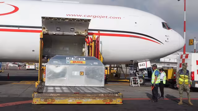 Un nuevo lote con 408 mil 330 dosis de la vacuna contra el covid-19 de Pfizer/BioNTech llegó hoy al AICM