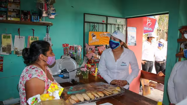 Pili Santos, candidata a diputada local por el Distrito XV, en su visita por el municipio de Tekantó escuchó las demandas de los pobladores, quienes le pidieron más empleos