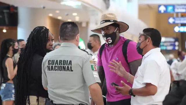 Los turistas alegaban que su reservación ya incluía el transporte y el taxista se los estaban cobrando nuevamente