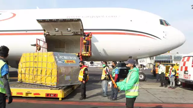 Arribo del embarque de vacunas al AICM