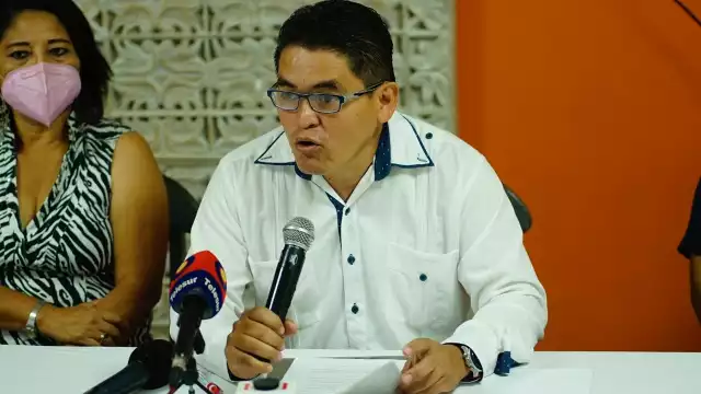 El denunciante asegura que recibió como premio de consolación una suplencia en el tercer distrito local.