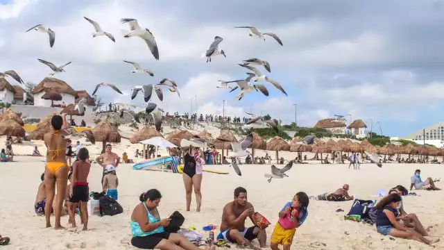 Las playas de Cancún comenzaron a abarrotarse antes de las resctricciones