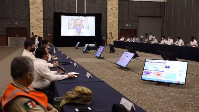 Durante la reunión el mandatario estatal recordó que aún no concluye la temporada de huracanes. Foto: Especial