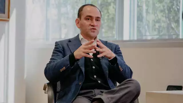 Arturo Herrera es licenciado en economía por la Universidad Autónoma Metropolitana