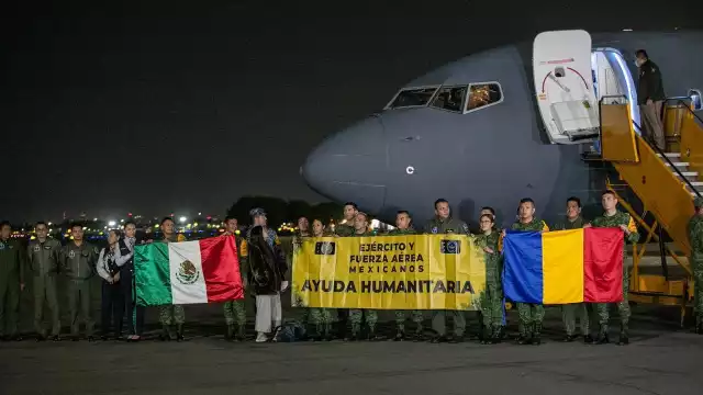 Avión militar con el primer grupo de mexicanos provenientes de Ucrania llega a la CDMX