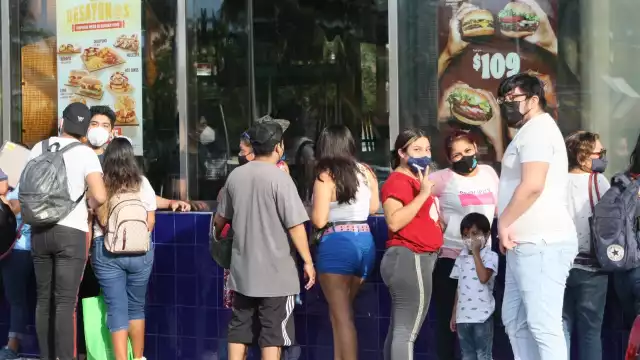 Hasta el momento no se ha reportado ninguna autoridad para disipar a las multitudes