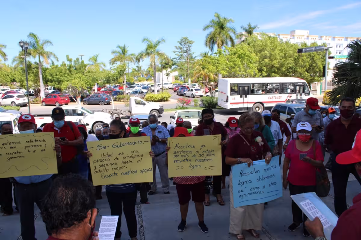 Pensionados del ISSSTE de Campeche protestan por el recorte en sus ...
