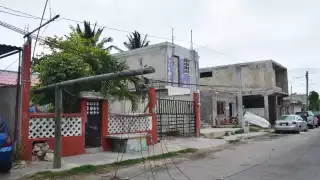 En distintas colonias sufrieron la caída de postes de luz