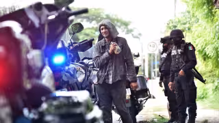 El indigente intentó escapar por lo que casi fue atropellado al abandonar la casa