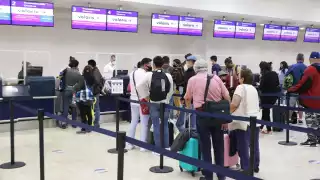El Aeropuerto de Cancún ha mantenido una buena afluencia de turistas durante el último mes Foto: Jorge Delgado
