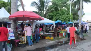El mercado ambulante de Ciudad del Carmen bloquea al paso las aceras