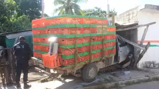 El conductor que transportaba pollos causó graves daños en una casa y una motocicleta estacionada