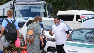 El taxista  presuntamente no quería entregarle el resto del equipaje a  los turistas hasta que le dieran la otra parte del dinero
