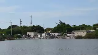 Vecinos de Chicxulub Puerto señalaron que vieron al menos a 10 personas tirando escombro con la finalidad de construir viviendas