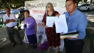 Miembros de maestros y personal de apoyo y asistencia a la educación continúan sus protestas