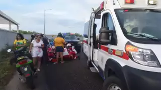 Una motociclista resultó lesionada cuando bajaba el puente de Chelem