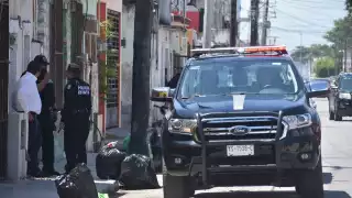 Dos policías fueron amenazados con armas oficiales