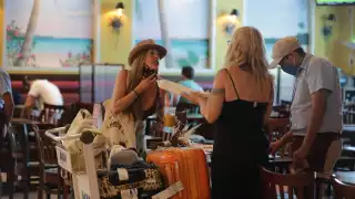 Aeropuerto de Cancún: Turistas se niegan a pagar propina y causan alboroto