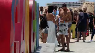 Una gran cantidad de visitantes crearon aglomeraciones en el espacio que se encuentra en donde están las letras que conforman el nombre de Cancún