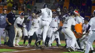 Los Tigres de Quintana Roo celebran el triunfo. Foto: Martín Chi