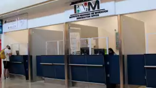 La mujer de origen costarricense declaró que fue retenida en condiciones insalubres por personal del INM en Cancún