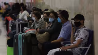 Los turistas se quedaron en los pasillos sin poder abordar sus vuelos Foto: Por Esto! Quintana Roo