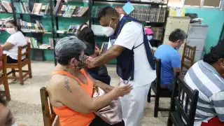 En la aplicación de las vacunas participan elementos de la Secretaría de Marina