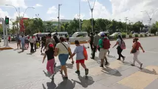 Se constató la presencia de personas formando largas filas y otras caminando sobre la banqueta