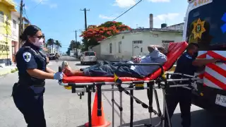 El abuelito tuvo que ser trasladado a un hospital para ser atendido, aunque no hay daños de gravedad. Foto: Jesús López