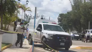 El cuerpo del hombre quedó tendido en la rampa para discpacitados del Aeropuerto de Chetumal Foto: Manuel Collí
