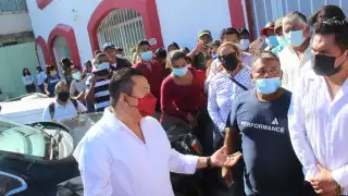 Por cerca de 15 minutos los agremiados se dijeron de cosas afuera de la empresa