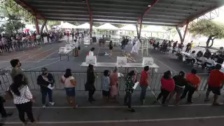 Los militantes de Morena en Cancún acudieron al Domo de la Región 96 para emitir su voto en este proceso interno del partido