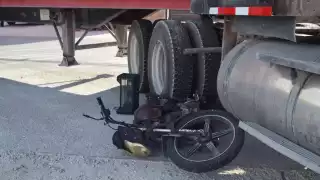 La moto quedó abajo de la llanta del tráiler. Foto: Jesús López