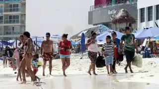 El arenal situado en el corazón de la Zona Hotelera luce con más de 100 personas a lo largo y ancho