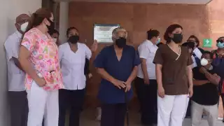 Trabajadores del  Centro de Salud con Servicios Ampliados en Progreso se manifestaron esta tarde