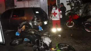 El hombre terminó con graves lesiones en la cara, por lo que se pidió el auxilio a paramédicos de la Cruz Roja