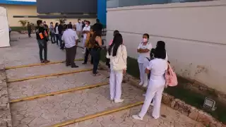 Elementos de las fuerzas armadas han impedido a los médicos y enfermeras tomarse fotos mientras están haciendo fila
