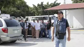 Transportistas sostienen su plantón en las oficinas de la Alianza de Camioneros de Yucatán