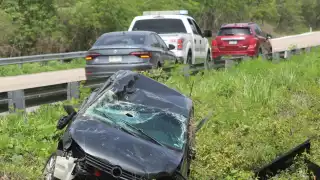 El vehículo terminó volcando tras chocar contra el muro de contención