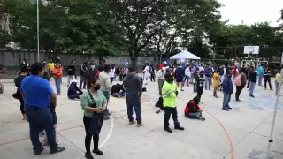 Según algunas personas, compartieron que tuvieron que hacer fila desde las 4:00 horas para alcanzar una de las 100 fichas