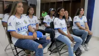 Charlyn Corra, Pichichi en LaLiga, convive con jugadoras del Inter Playa del Carmen
