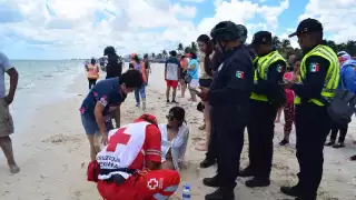 Bañistas han sido afectados por la marea roja en Progreso