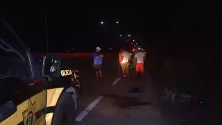 El duro choque envió a los dos a la parte laterar de la carretera. Foto: Jesús López