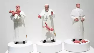 Una escultura del papa Francisco tirando a un bebé causa polémica en México