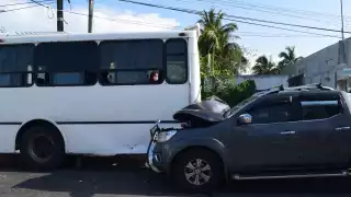 La camioneta terminó colisionando con el camión