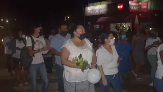 El evento fue organizado por los vecinos de la comisaría, y en su mayoría estuvo integrado por mujeres y madres de familia que portaban playeras blancas y velas